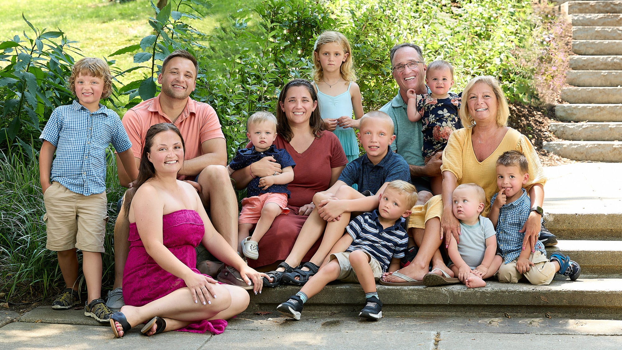 Pro Tips for Large Family Portraits: Lighting & Posing Group Photos